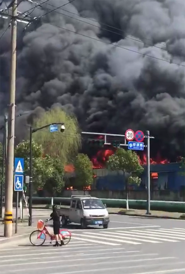 ob欧宝:杭州今年以来最大的一把火烧疼了萧山一家汽车坐垫厂