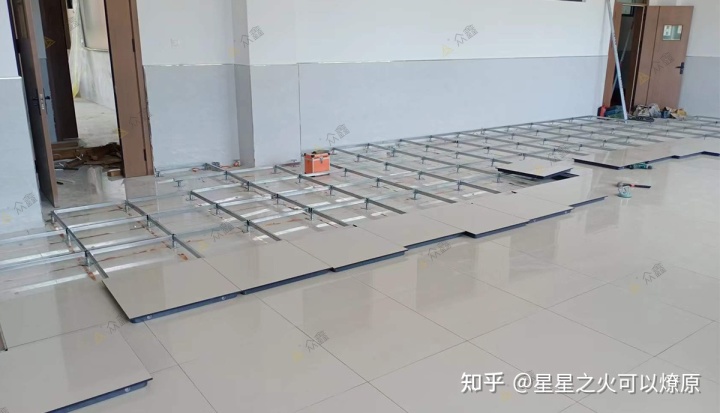 ob欧宝:西安众鑫机房的陶瓷防静电地板是国标的蓝白花陶瓷架空活动防静电